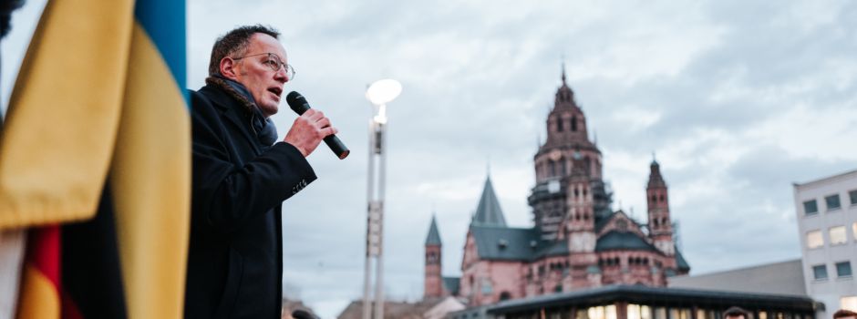 Über 400 Menschen demonstrieren auf Mainzer Gutenbergplatz