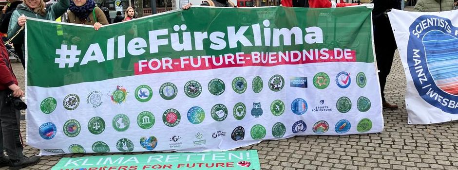 Protest vor SPD-Zentrale in Mainz: Fridays for Future präsentiert „Energierechnung“