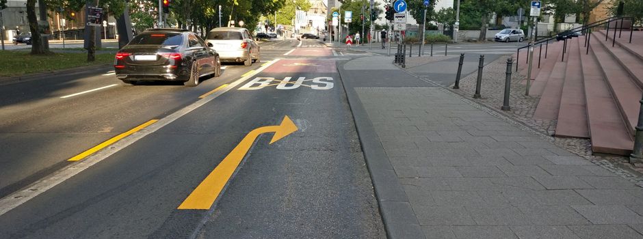 Bleibt das Rechtsabbiegen am Landeshaus Wiesbaden dauerhaft erlaubt?