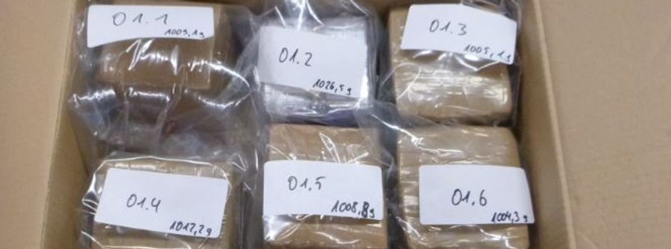 Polizei stellt Haschisch, Geld und Waffen sicher