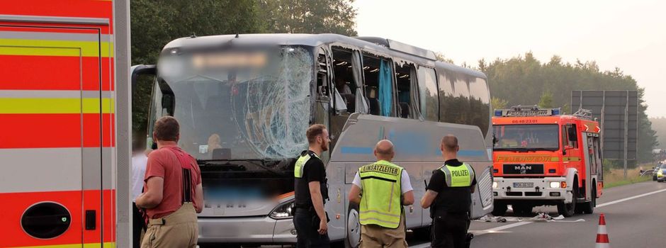 Nach Unfall mit Reisebus auf A24 Sperrung aufgehoben