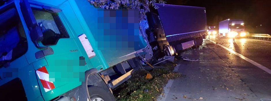 Sattelzug rauscht ungebremst in Baustellen-Sicherungsanhänger