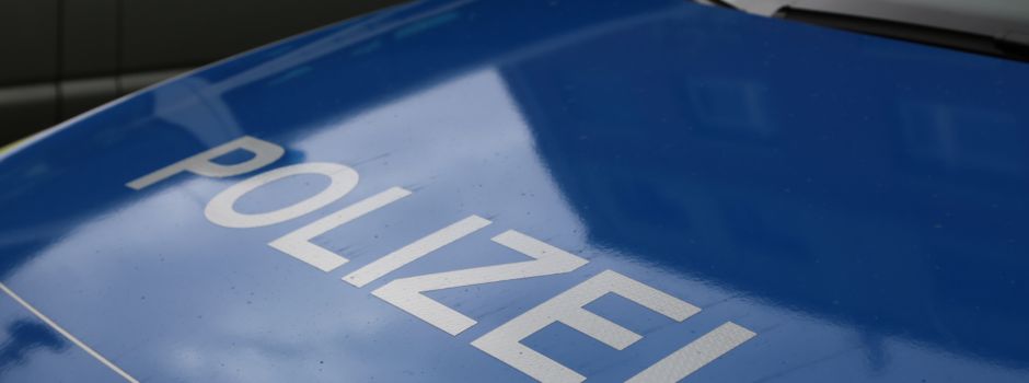 Auto kippt nach Unfall auf die Seite