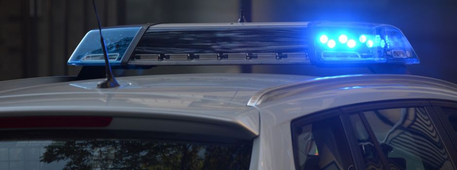 Täter drohen mit Messer und rauben Autofahrer aus