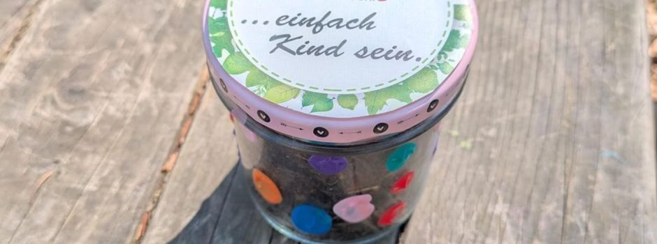 Kinder des Waldkindergartens sammeln Erde für den Reichstag