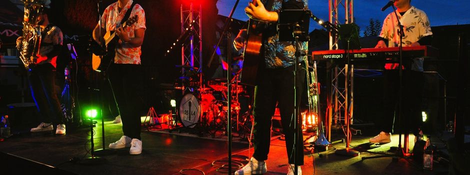 Buntes Kerwetreiben auf dem alten Schulgelände mit einer
gelungenen Premiere  der „5 Lustigen 4“