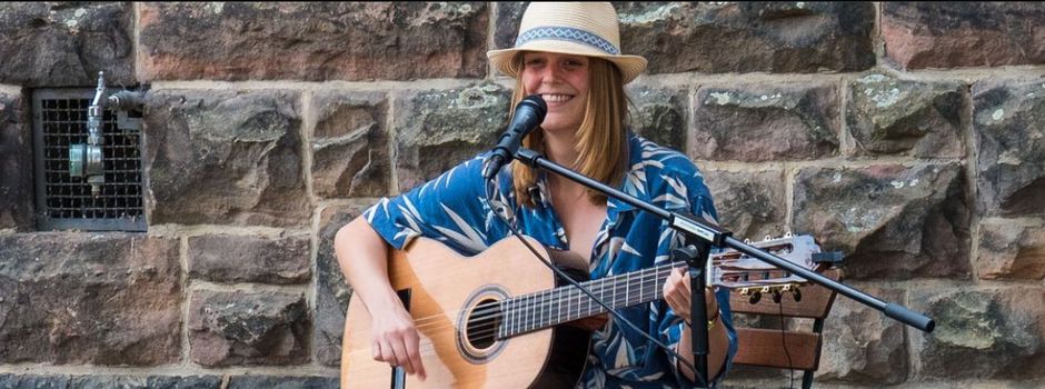 Einfach Spaß an der Musik - mit dieser Einstellung tritt Jule Stickdorn mit Gitarre und Gesang in Oppenheim auf