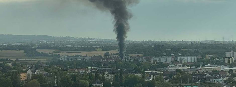 Große Rauchsäule über Mainz-Kastel: Gartenhütte steht in Flammen