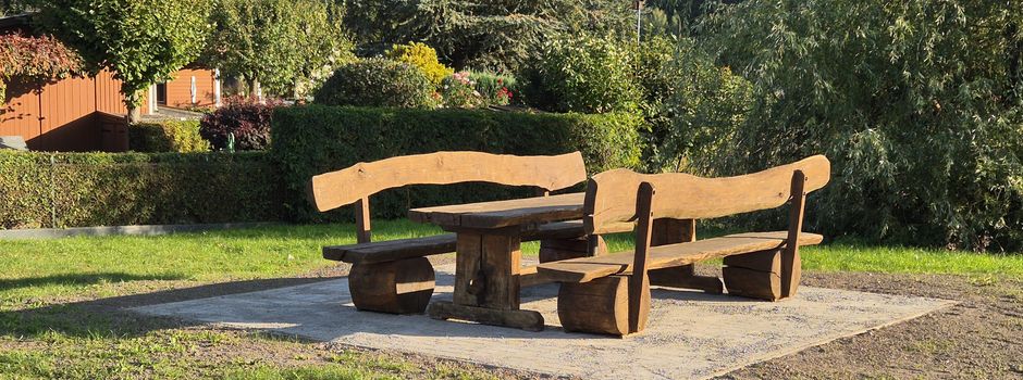 "Dorfkrug"-Biergarten-Sitzgarnitur hat einen neuen Standort in Neuendorf