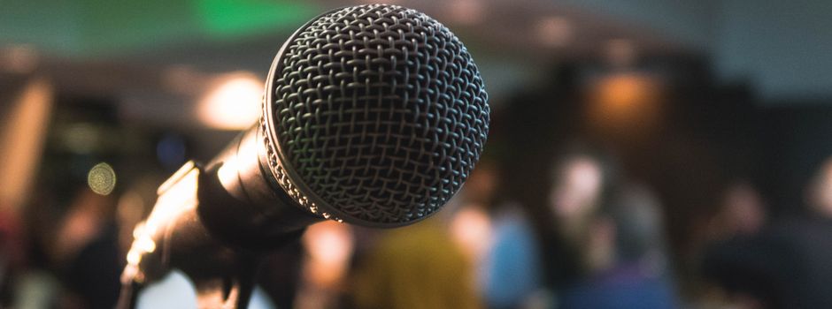 Lesen macht Zukunft: Poetry Slam für die Leseförderung in Augsburg