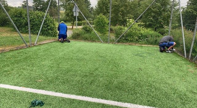 Zaun vom Käfig am Sportplatz repariert und erneuert
