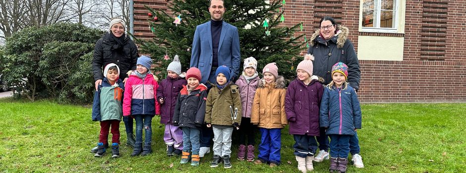 Kinder schmücken den Baum vor dem Rathaus