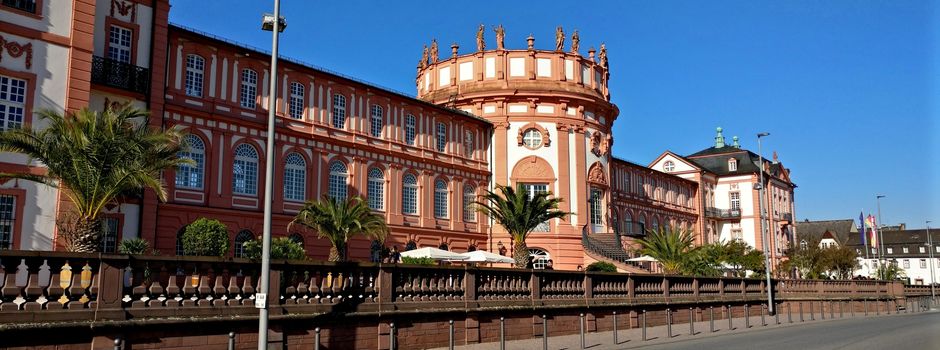 Exhibitionist belästigt zweimal dieselbe Frau im Schlosspark Biebrich