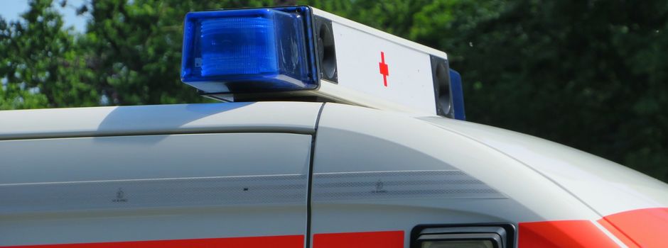 Pkw-Fahrer fährt zwei Mädchen auf Netto-Parkplatz an und flüchtet