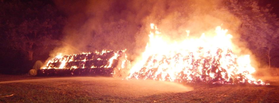 280 Strohballen in Flammen