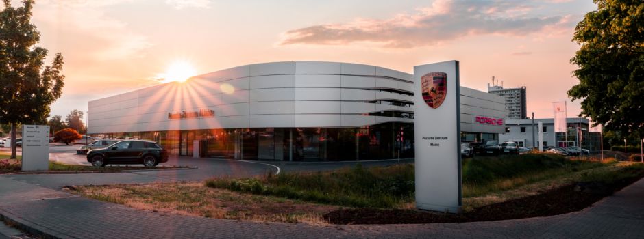 Voll aufgeladen mit Fahrspaß und E-Motionen. Entdecken Sie den neuen Macan im Porsche Zentrum Mainz.