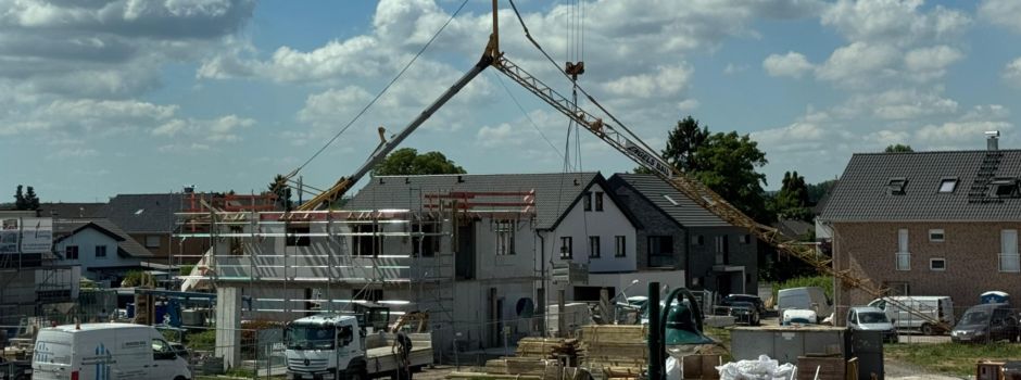 Baukran im Neubaugebiet „Im Obstgarten“ in Rheidt kippt um