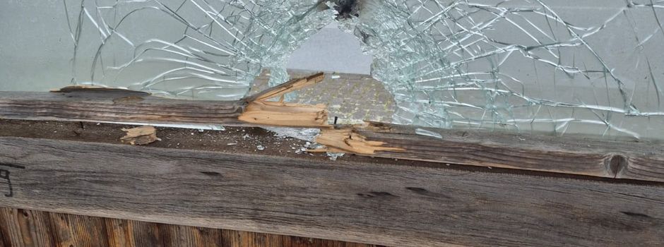 Sachbeschädigung an der Bushaltestelle in Kampen – Hinweise gesucht