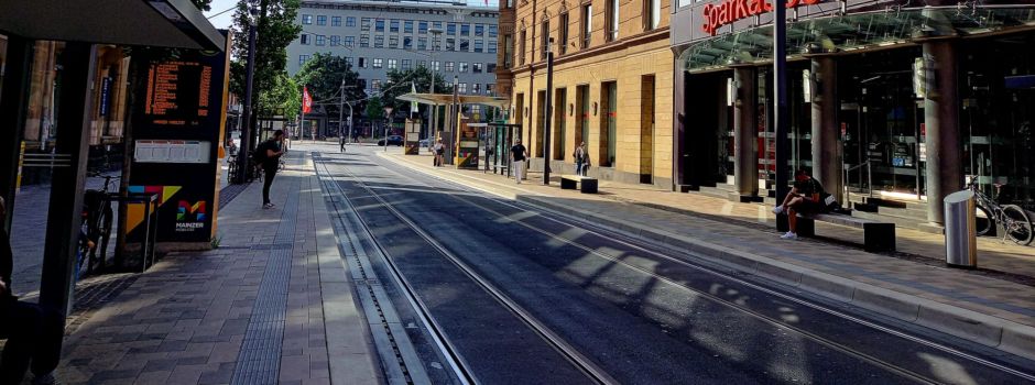 Fahrerloses Auto rollt auf Bahnschienen am Münsterplatz – Strecke gesperrt