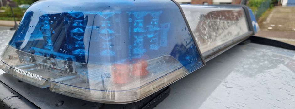 Maskierter Mann droht mit abgeschlagener Glasflasche