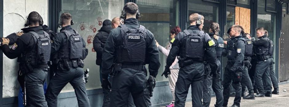 Polizei findet Schusswaffe auf Toilette in Wiesbadener Geschäft