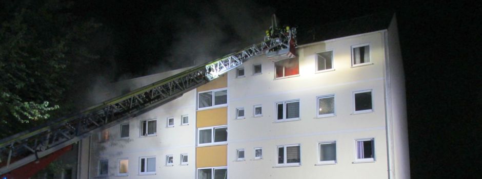 Küchenbrand in Mehrfamilienhaus: Feuerwehr verhindert Ausbreitung