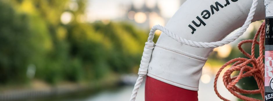 Anschwimmen der Taucher: Wiesbadener Feuerwehr steigt in den Rhein