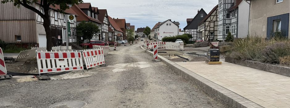 Grundhafte Erneuerung der Kreisstraße 46 (Wilhelmsthaler Straße) in der Gemarkung Calden - Asphaltarbeiten beginnen im 2. Bauabschnitt