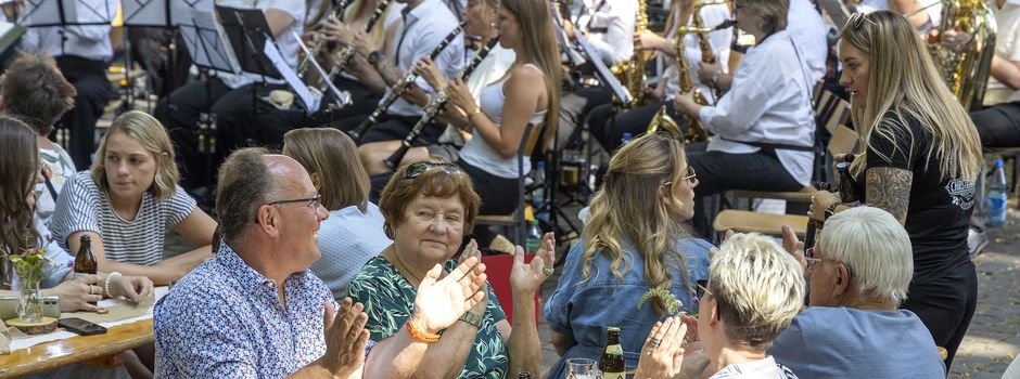 Zweiter Biergarten im Burggarten begeistert mit ausgelassener Stimmung und großem Besucherandrang