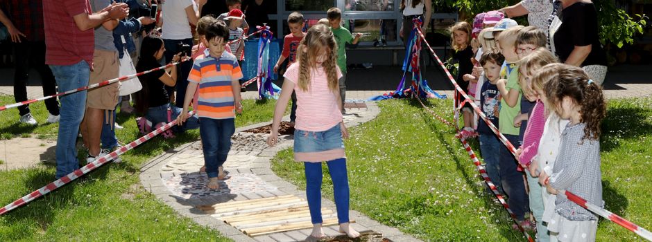 Vorschulkinder bauen ihren eigenen Sinnespfad