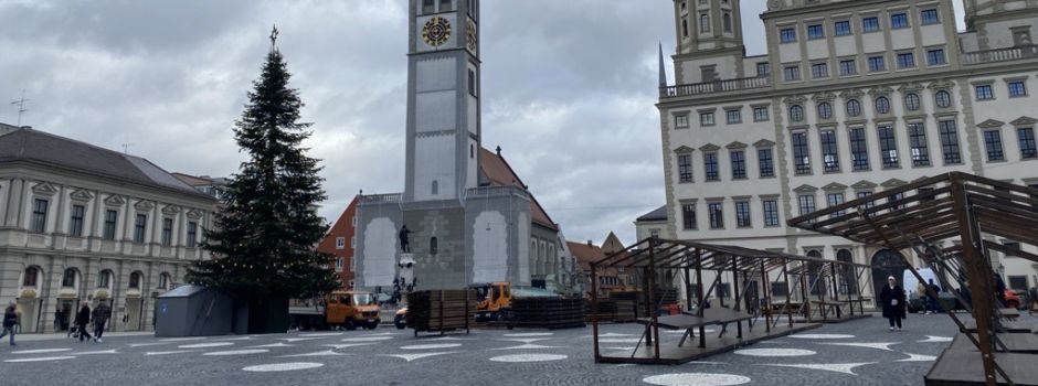 Was passiert mit dem Christbaum auf dem Augsburger Rathausplatz?
