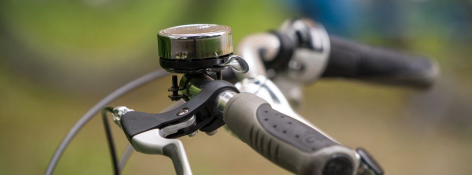 Fahrradfahrerin von Auto erfasst – Fahrer flüchtet