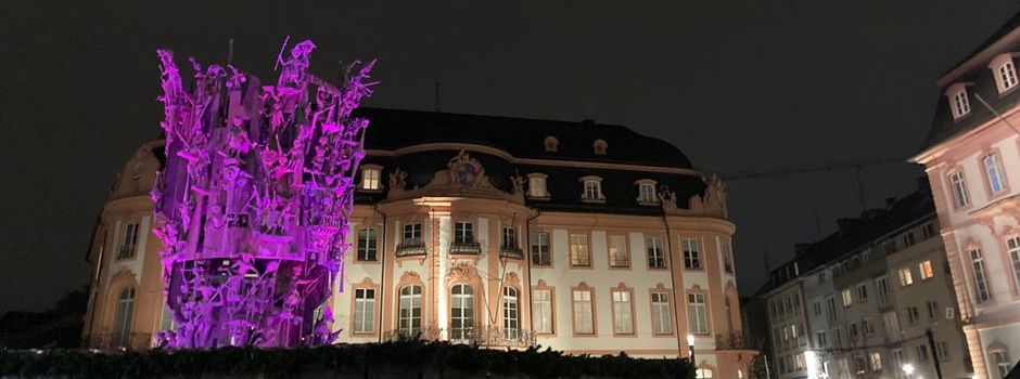 Warum der Fastnachtsbrunnen heute lila leuchtet