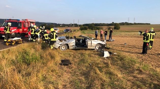 Auto überschlägt sich: Fahrer schwerstverletzt