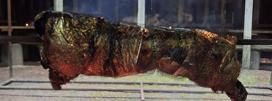 Spanferkelessen am Lagerfeuer