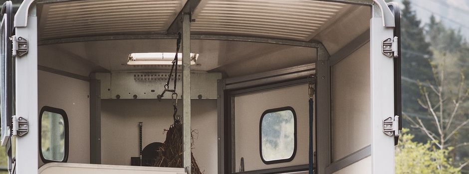 Erneut Unfall mit Pferdeanhänger auf A63