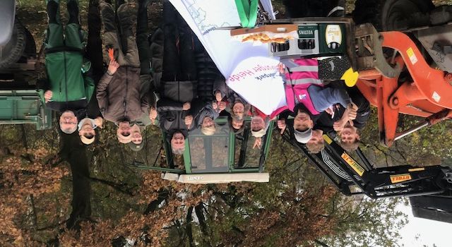 Erfolgreiche Naturpark-Aktion in Welle: Gemeinde befreit Dröge Heide von invasiver Traubenkirsche