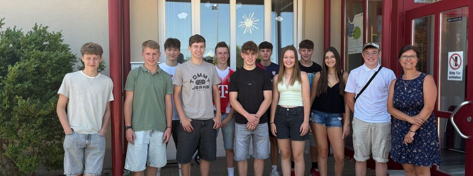 "Ehemalige" besuchen Grundschullehrerin der 4. Klasse