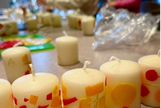 Gemeinsam kreativ für Ostern – Kinder gestalten Kerzen für die Osternacht
