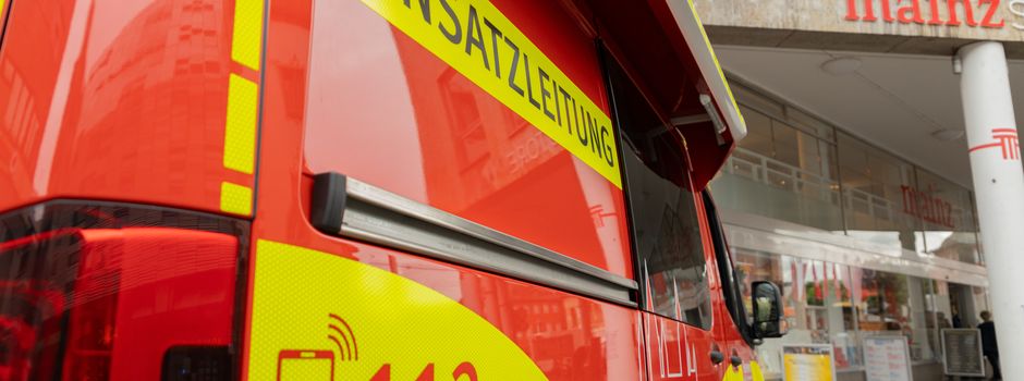 Feuerwehr rettet drei Hunde aus Brandwohnung in Mainz