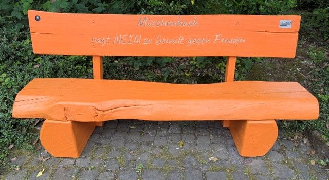 Orangene Bänke machen in der Verbandsgemeinde Hachenburg weiter auf ein wichtiges Thema aufmerksam
