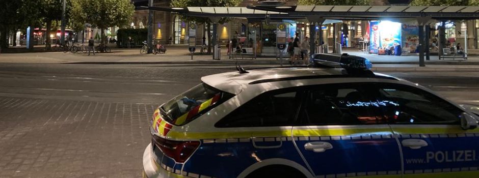 Mit Glasflasche bedroht: Mehrere Personen verletzt