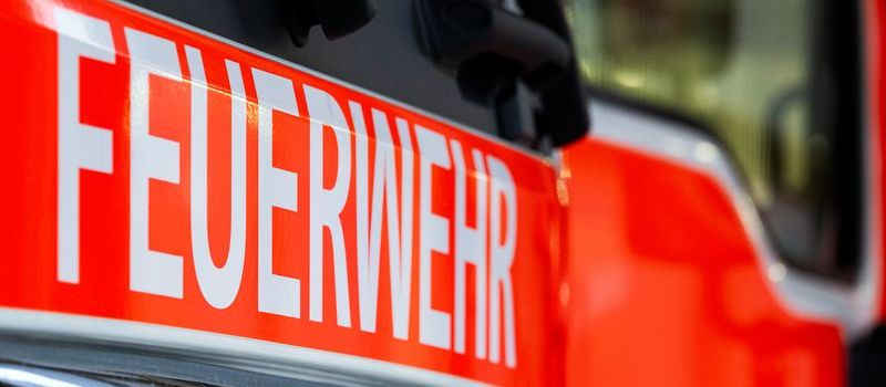 Pilot verfehlt Flugplatz: Segelflugzeug landet auf Garage in Koblenz