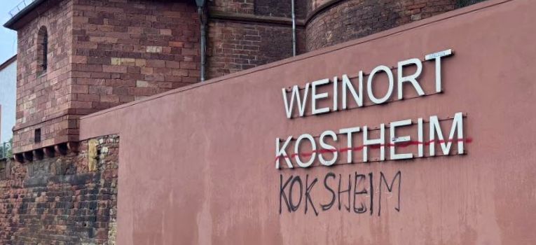 Rätselhafte Schmiererei am Kostheimer Mainufer