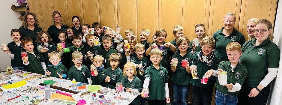 Kinderschützengruppe überrascht Bewohner mit selbstgebastelten Adventslichtern