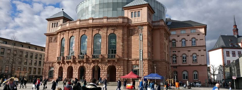 Mahnwache für Frieden in der Ukraine am Mainzer Staatstheater