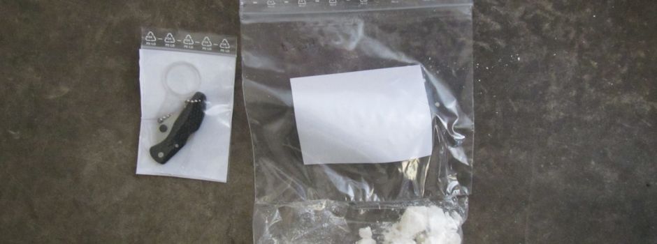 Frau mit Kleinkind, Messer und Drogen am Bahnhof festgenommen