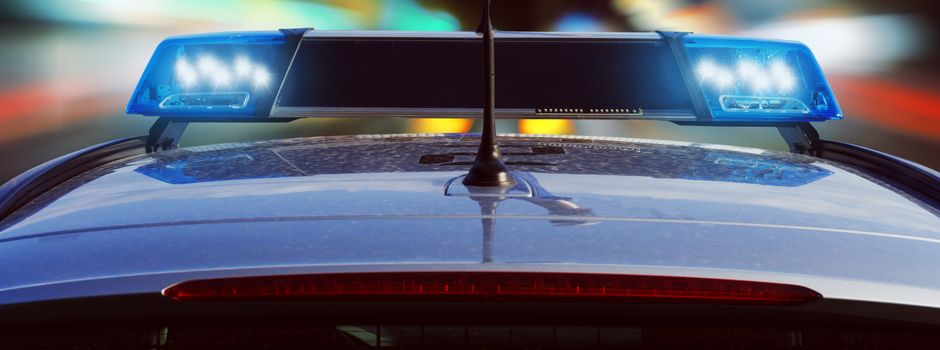 Sattelzug mit Auflieger kommt von der Fahrbahn ab