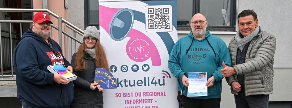 Freude bei der Gewinnübergabe: Preise des Adventsgewinnspiels übergeben