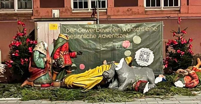 Lebensgroße Weihnachtsfiguren geköpft